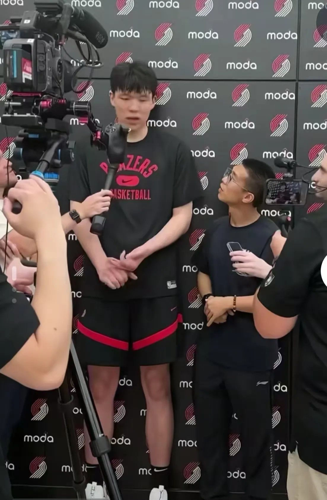 半岛体育官网-深圳男篮赛前止住颓势今晚摩纳哥调整名单以备德国杯，今晚上海申花造点机会看傻球迷 